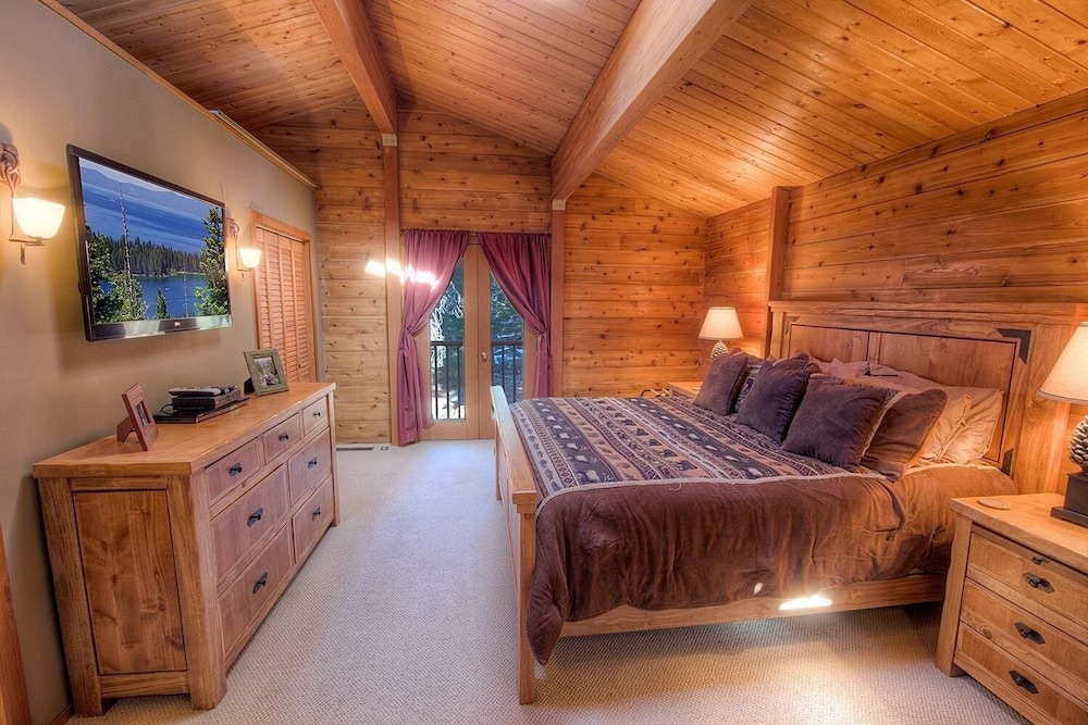 The Bass Chalet 3 Bedroom Home by RedAwning view 2