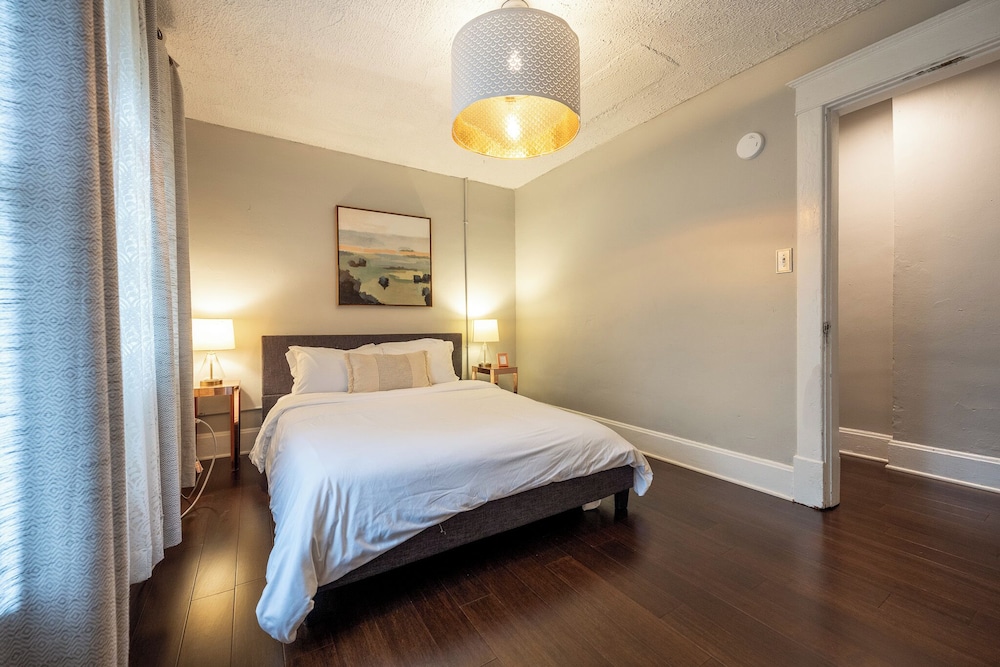 Spacious Duplex for 14 in Downtown