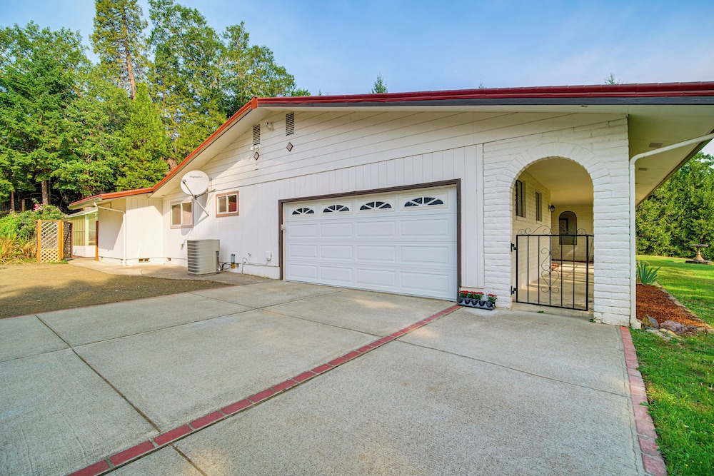 4 Mi to River: Umpqua Valley Villa w/ Fire Pit!