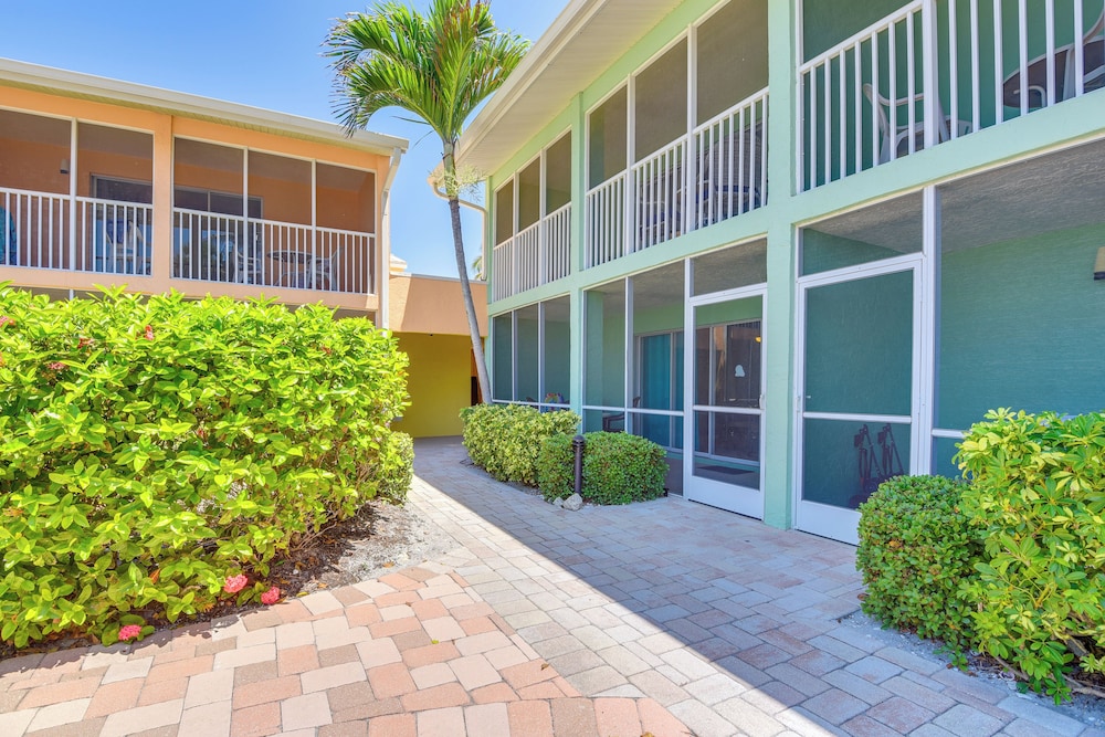 Gulf Getaway With Porch + Direct Beach Access!