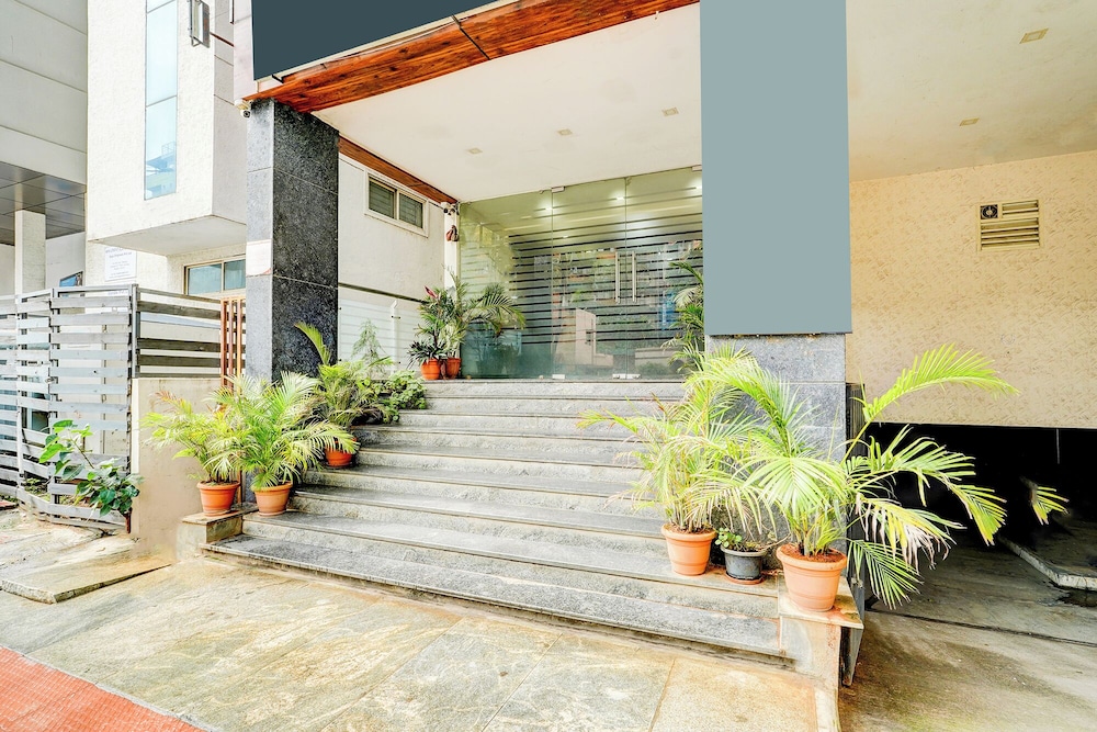 Fabhotel Royal Regalia Inn