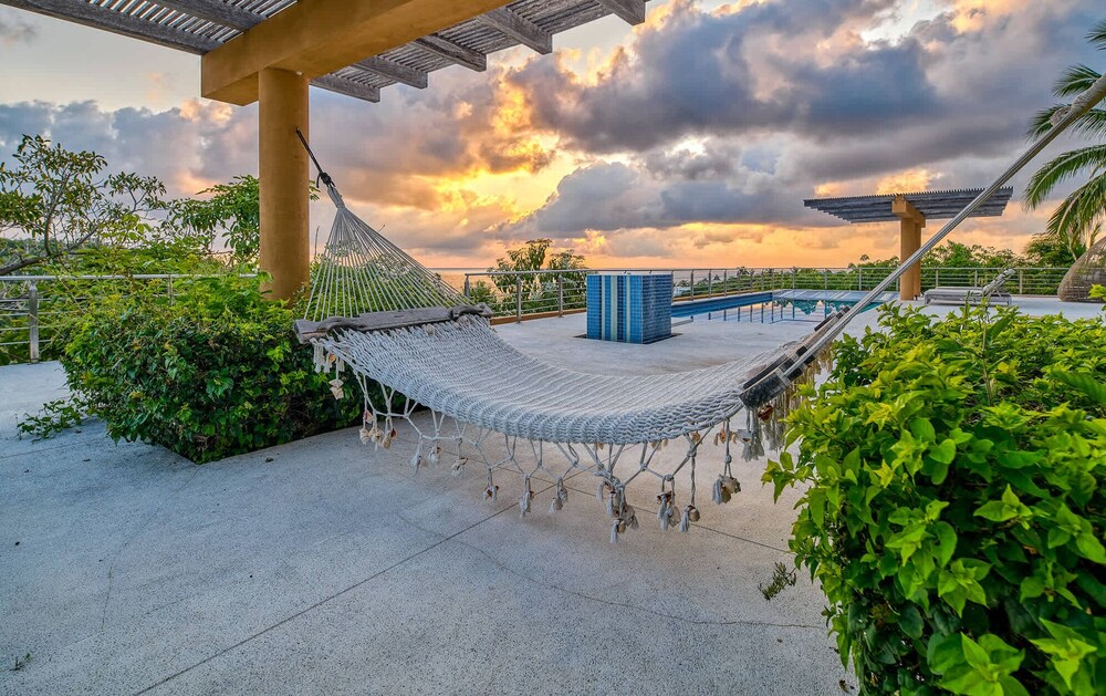 Luxury Oceanfront Villa - Private Beach - Pool