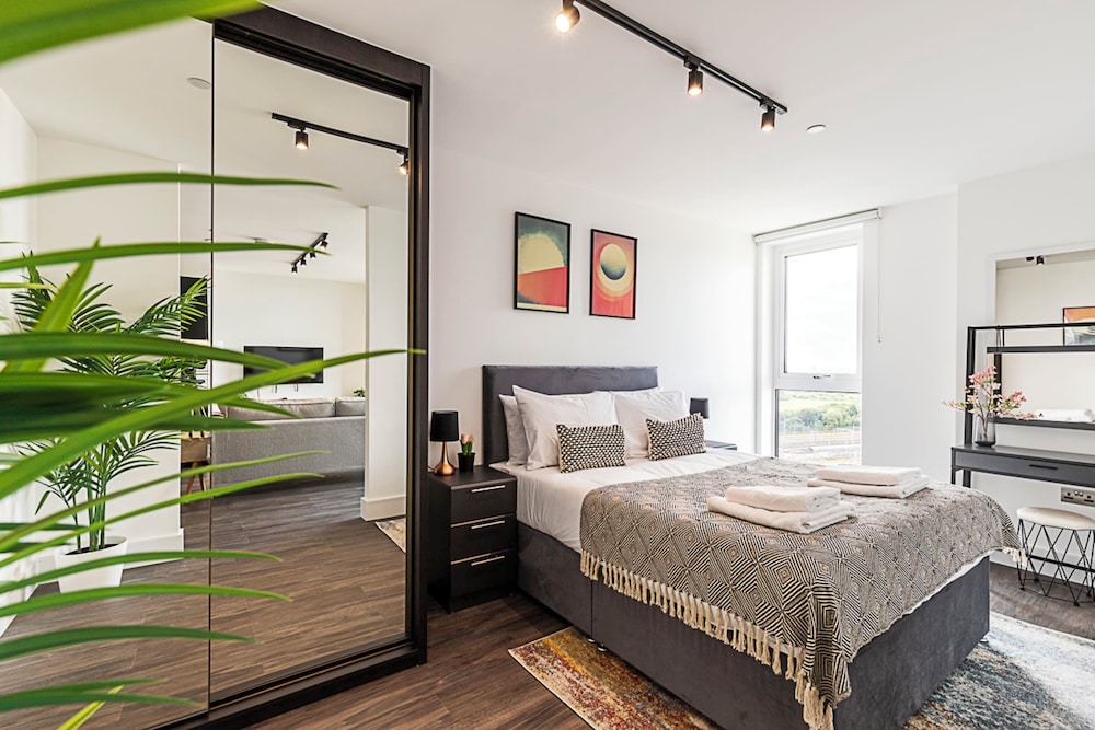 Sky-High Studio with Stunning Views