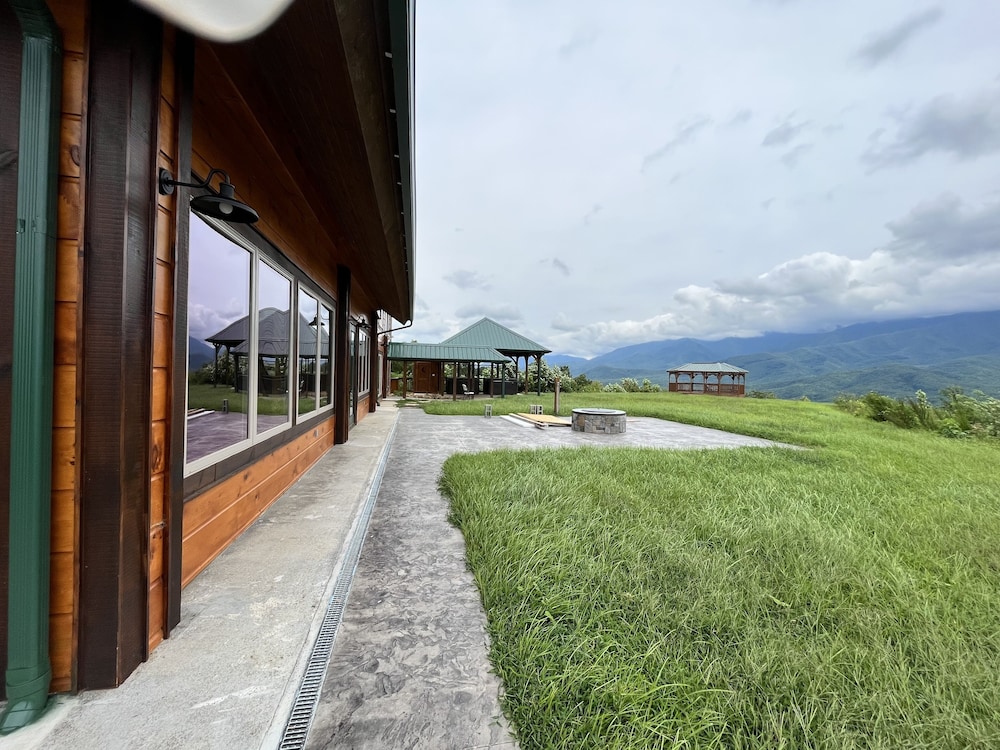 Breathtaking Views Lodge 5 Bedroom Cabin by RedAwning view 2