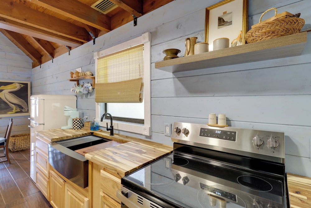 Fish On-site: Okeechobee Cabin w/ Pool Access