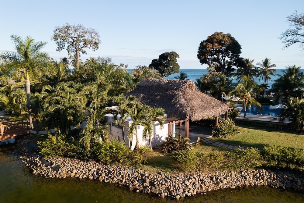 The Beach-front Condo by Acomodo Long Stay Only