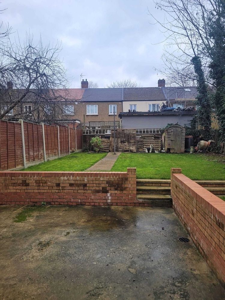 Lovely 2-bed Fully Refurbished House in London