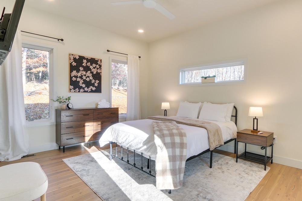 Modern Berkeley Springs Cabin w/ Private Hot Tub! view 3