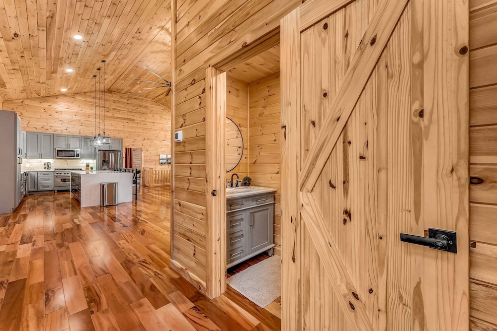 Grand Timber by Avantstay Indoor Pool Sauna Sports Court Game Room More