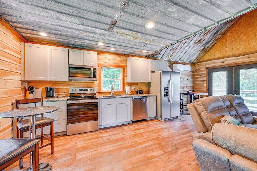 Kentucky Cabin Retreat w/ Covered Porch & Views