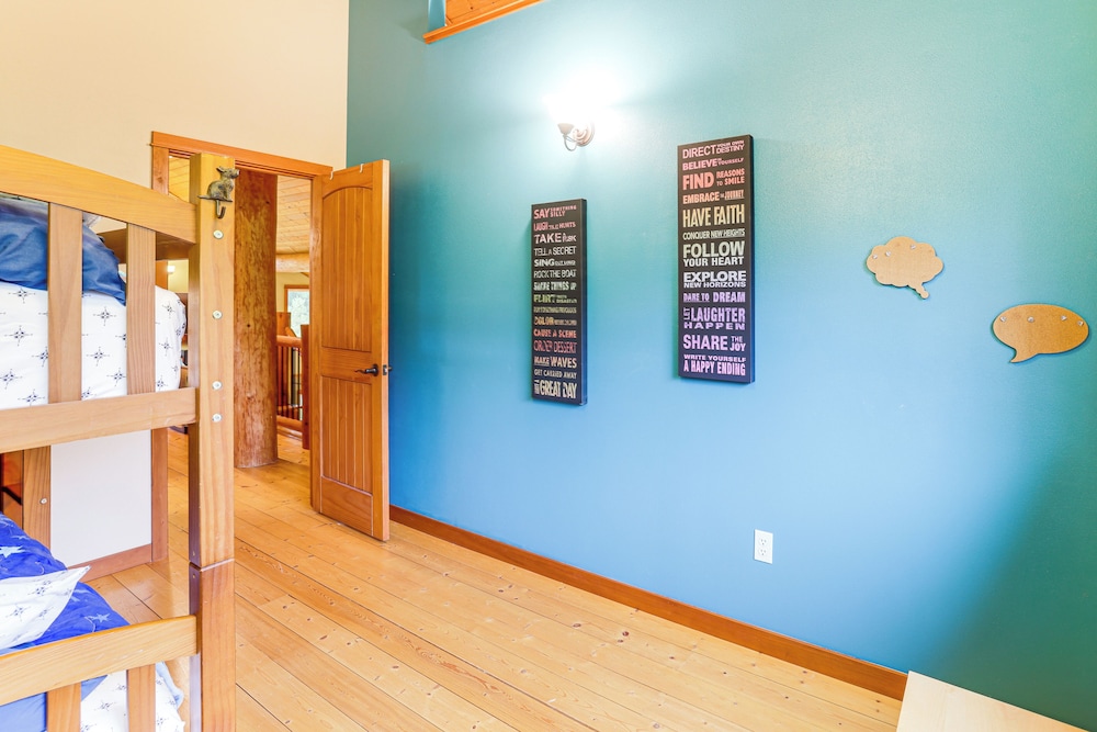 11 Mi to Olympic NP: Port Angeles Retreat w/ Deck