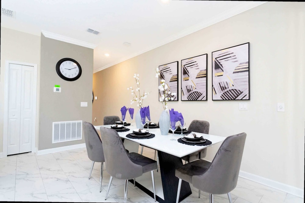 Stylish 4Bd w Lake View Pool Kids Themed Room