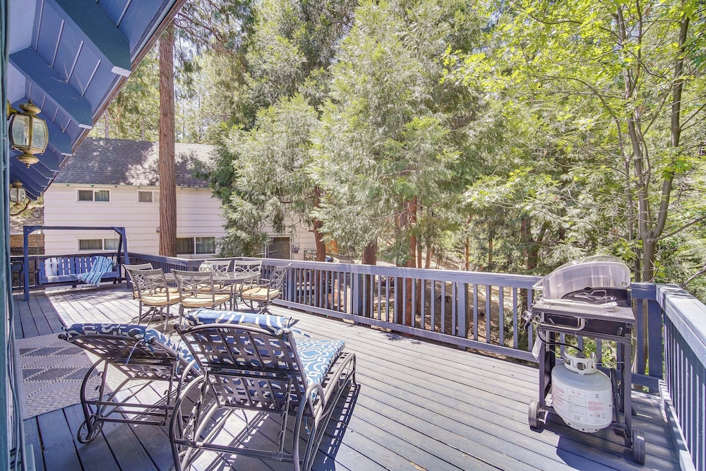 Steps to Lake Arrowhead: Cabin w/ Bbq!