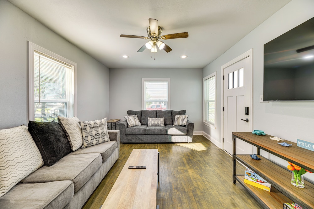 3 Mi to Beach: Family Home in Corpus Christi!