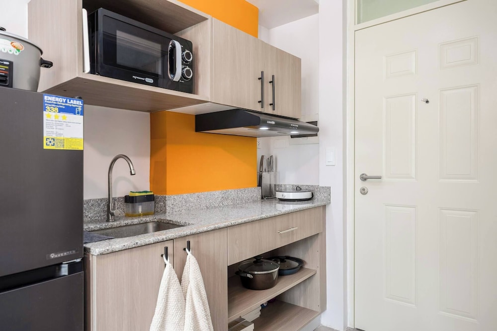 Stylish Condo 3-minutes to Airport, Poolview at Amani Grand Resort Residences