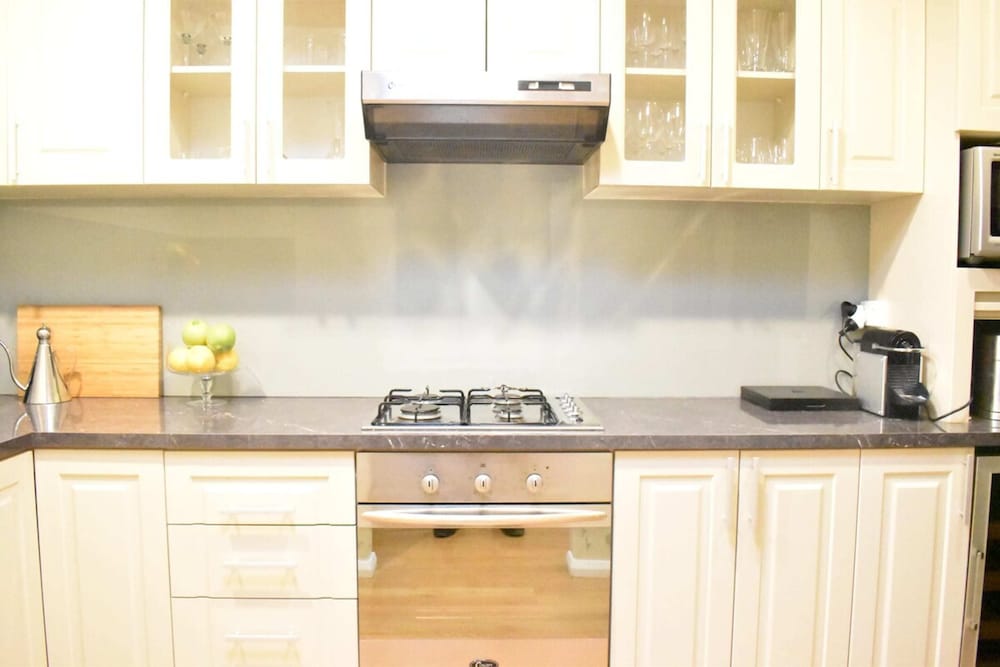 Professionally Cleaned 2bdr Villa, Great Location view 4