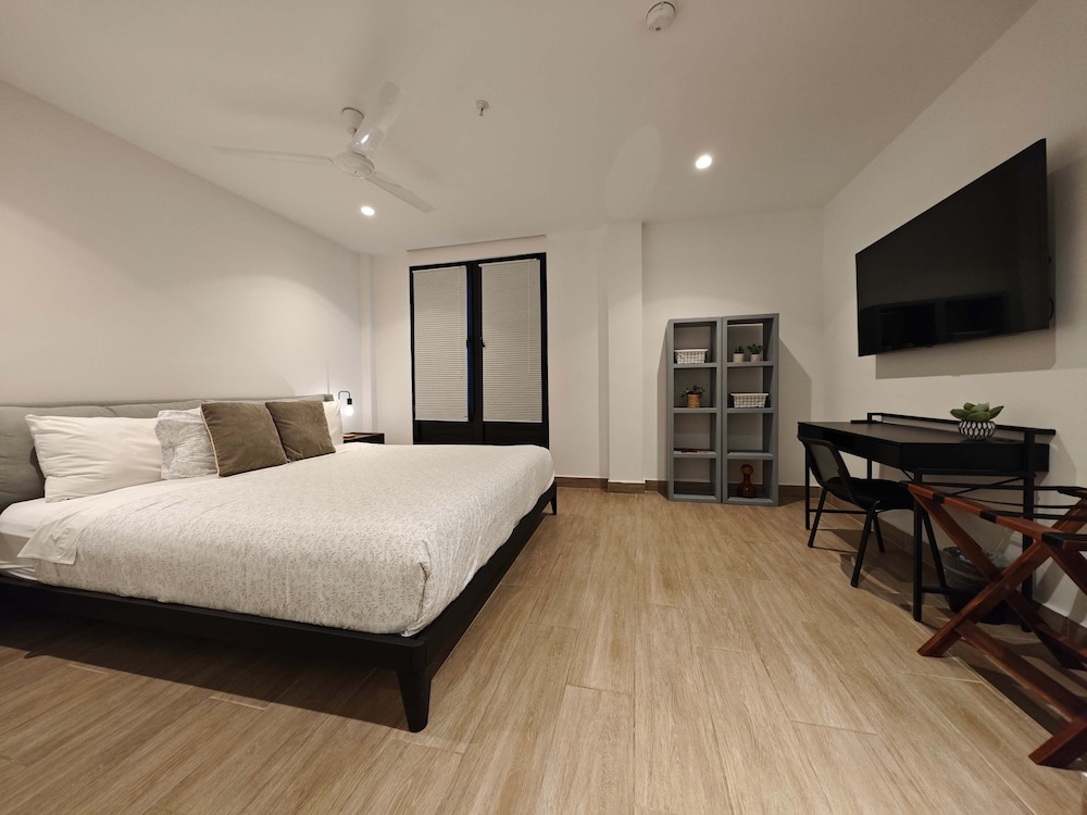 w Grandiose 1BR w Balcony in Casco Viejo