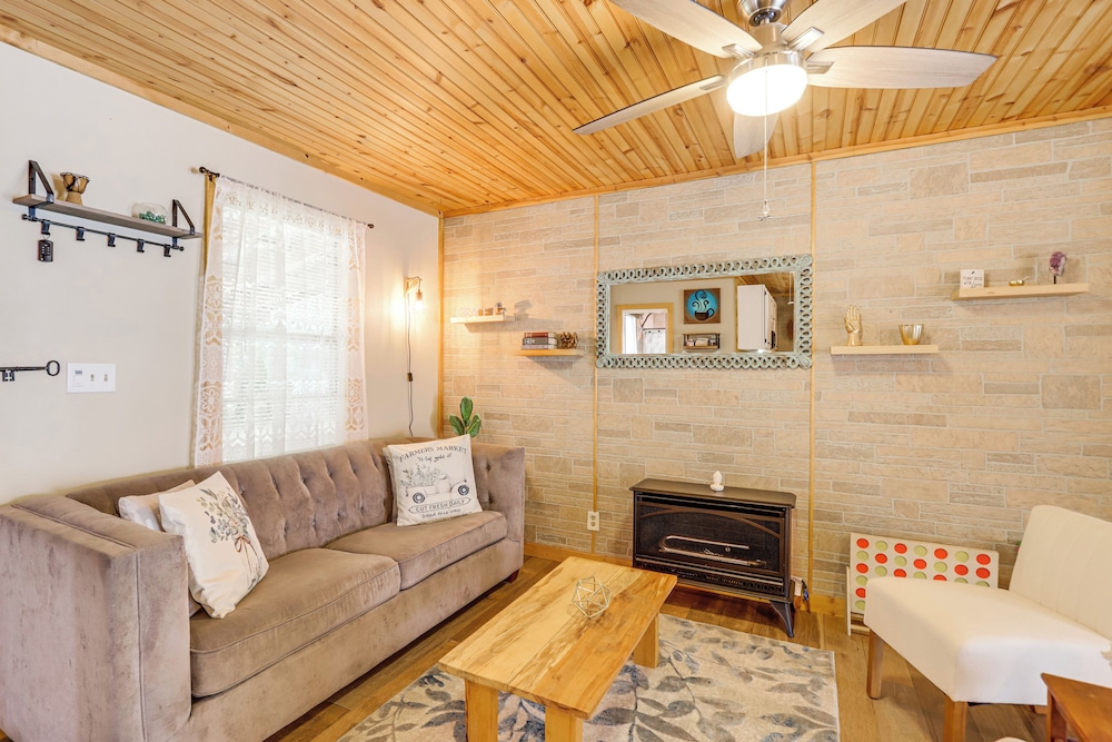 Pet-friendly Mtn Retreat w/ Yard in Blairsville!