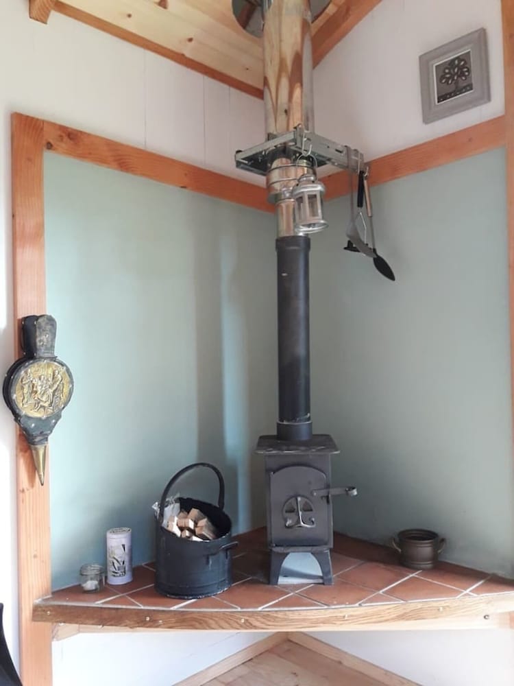 Cosy Woodland off Grid Shepherds Hut - Hazel