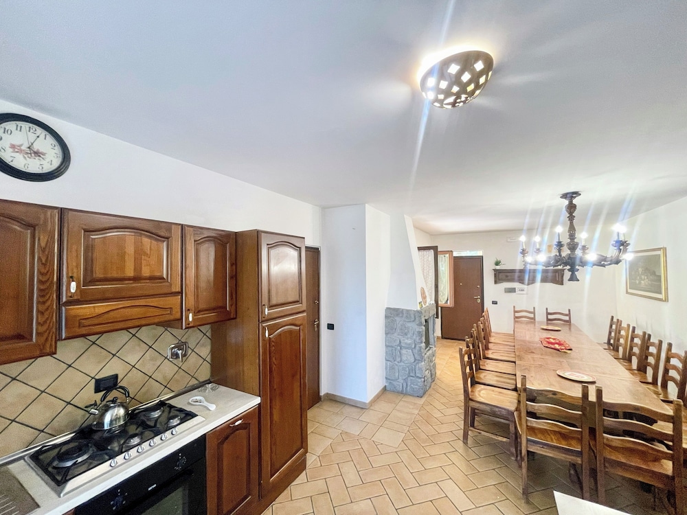Charming Villa in Umbria - Sleeps 16 - Lake View - Pool, Jacuzzi and Events Room