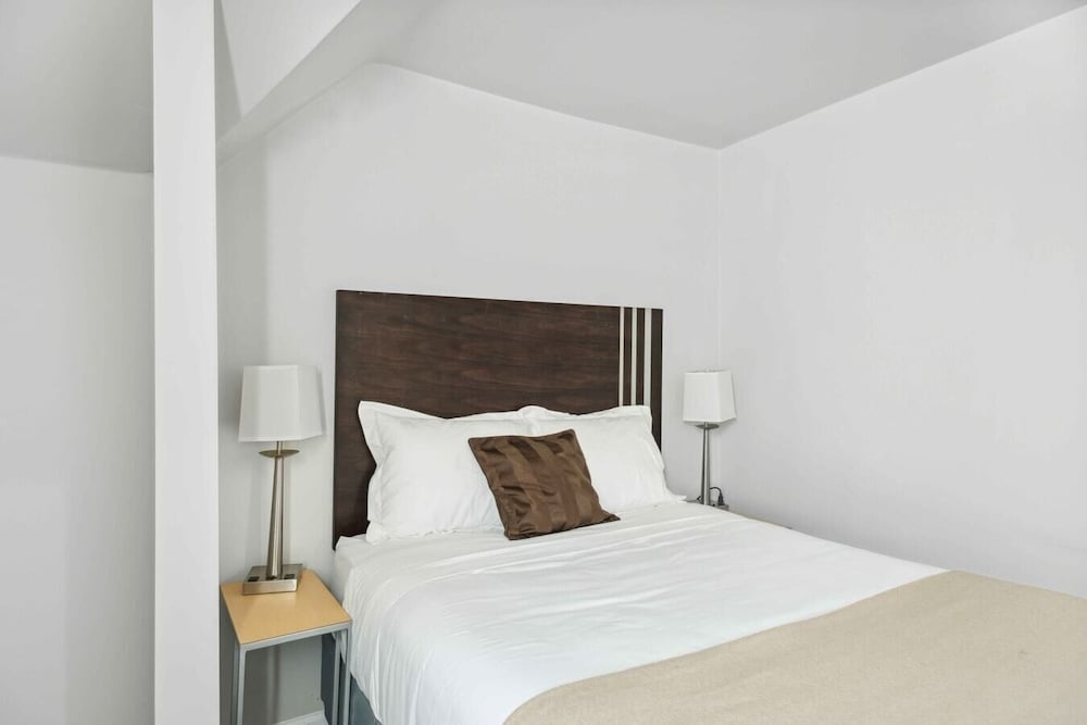 Chic Haven Stylish 2BR Oasis in Lansing detroit