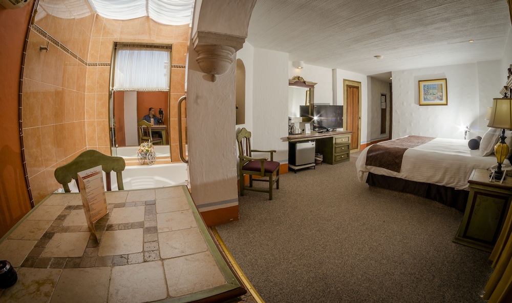 Howard Johnson Calle Real Morelia - Property Image 56