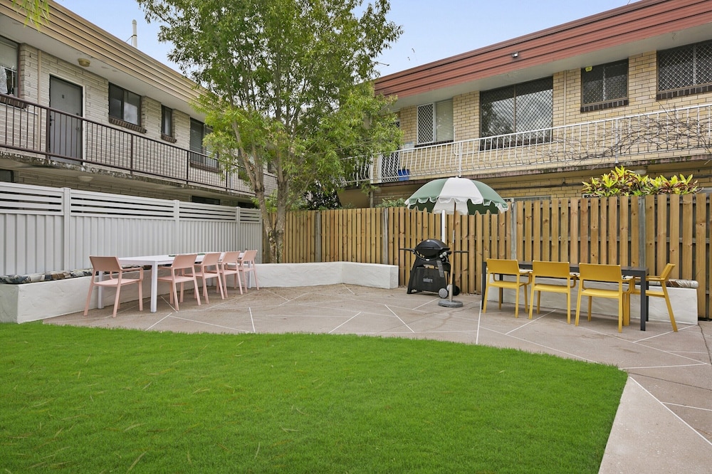 Mediterranean Surfers Paradise Townhouse With BBQ
