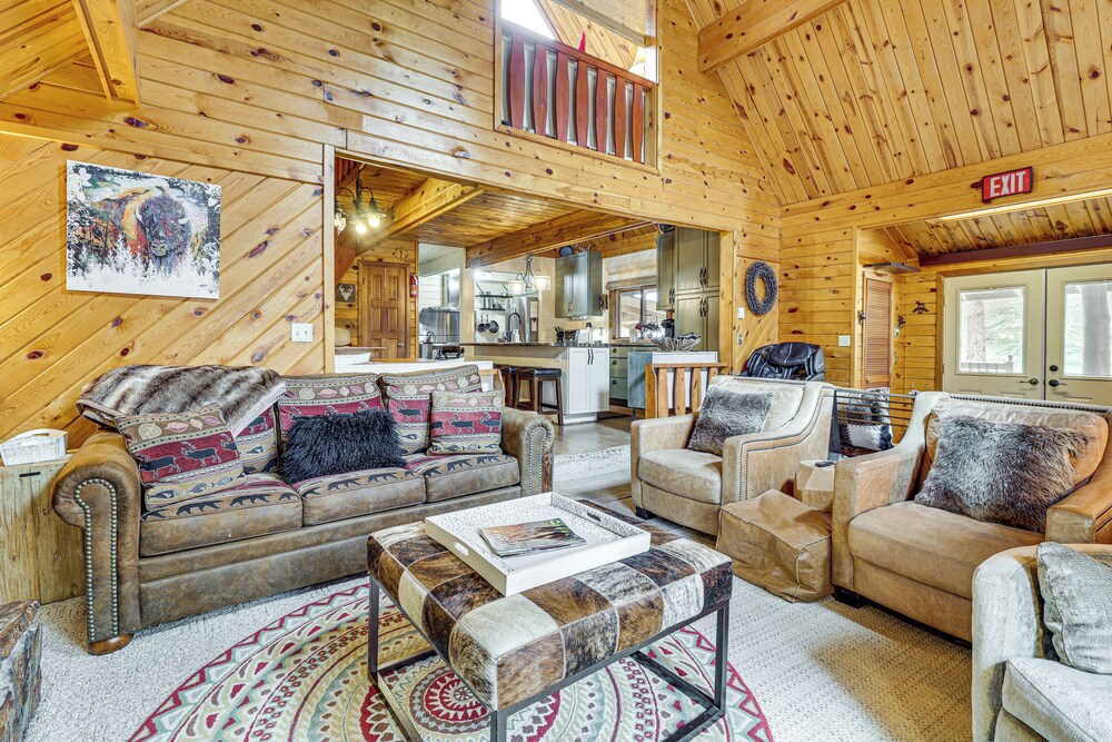 Hot Tub + Arcade Table: Spacious Retreat in Lead