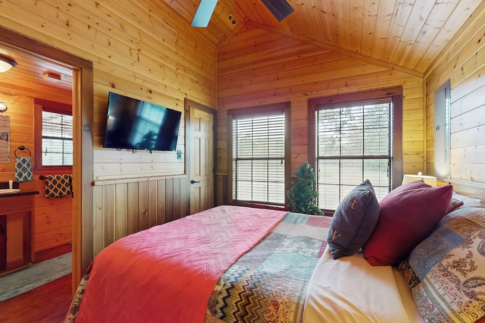 Water-view Cabin w/ Front Porch, W & D, Streaming