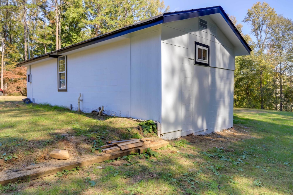 Fayetteville Guest House: Walk to Nature Preserve! view 4