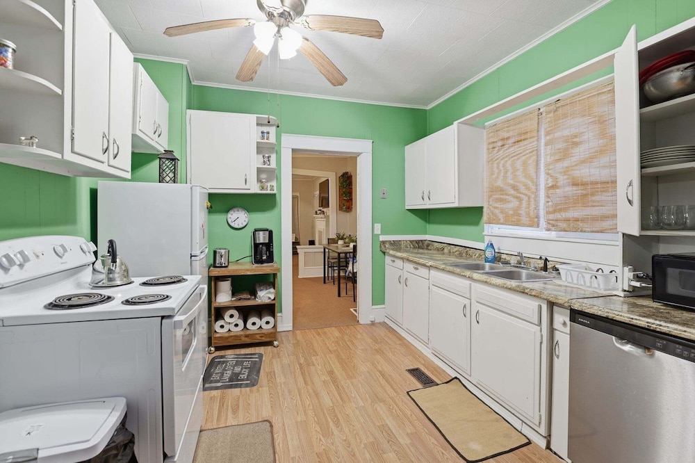 Cozy Matewan Trail Stay 3 Bedroom Home