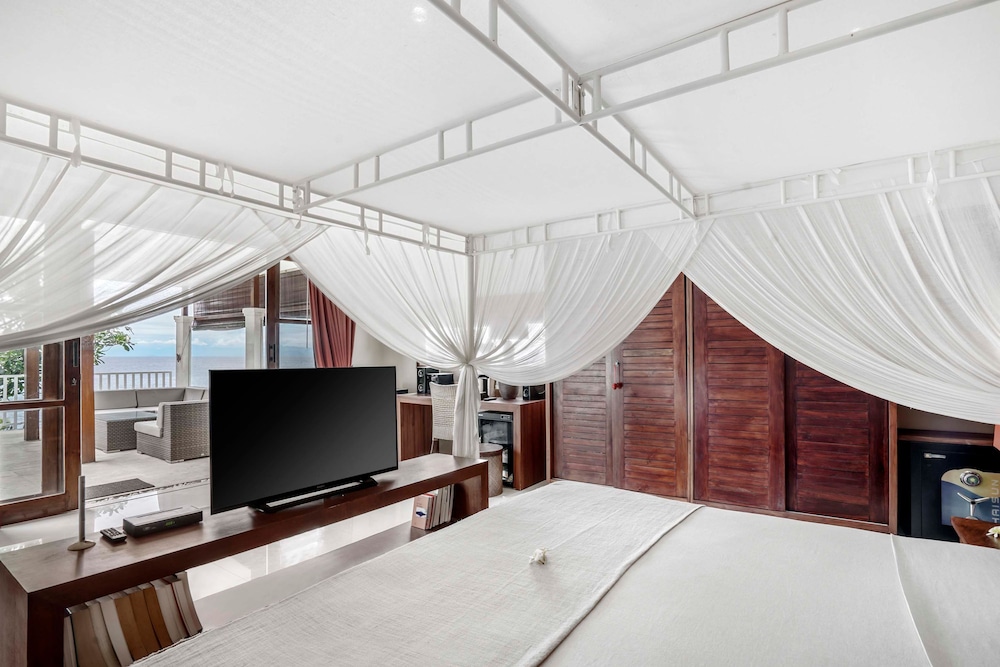Villa Eden Roc by Alfred in Bali - Luxury Beachfront 3BR Villa With Infinity Pool Amed