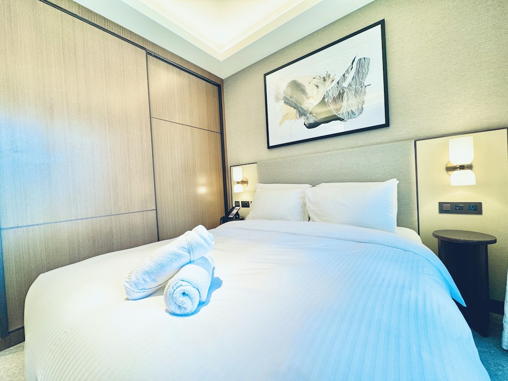 Venduras Skyline 3BR at Address Opera