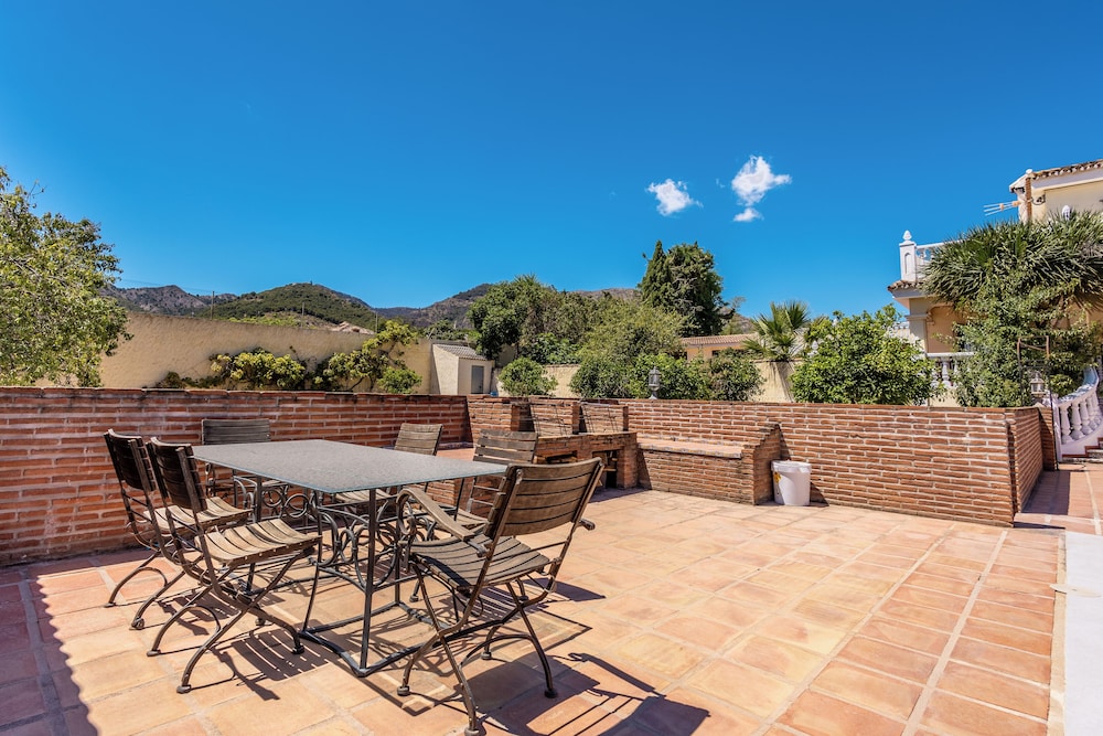 Fantastic 7-bed Villa in Alhaurin de la Torre view 4