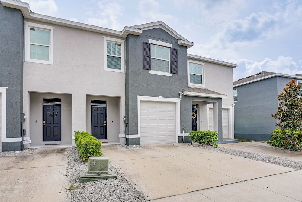 Modern Family Townhome w/ Patio in Riverview!
