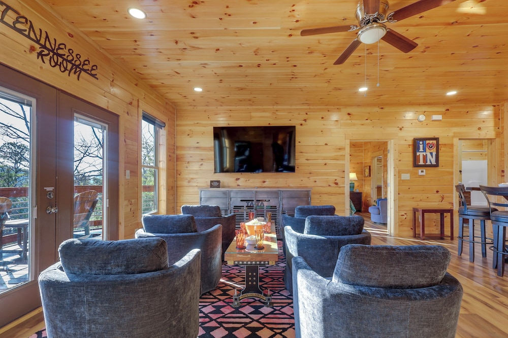 Majestic Mountain Views: Sevierville Escape!