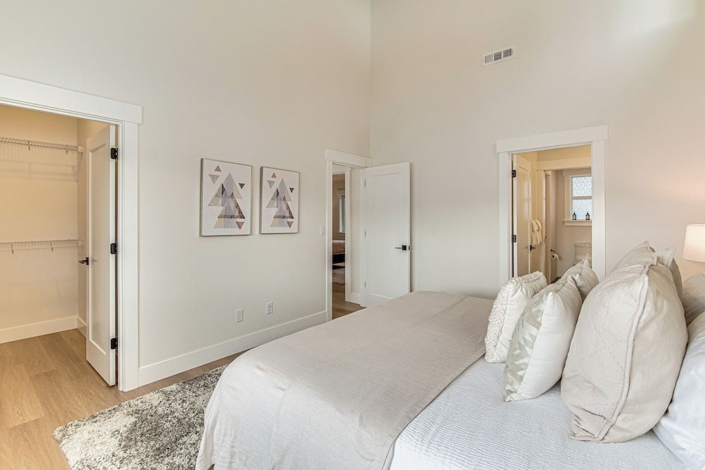 Private Hot Tub & Patio: Spacious Cle Elum Home