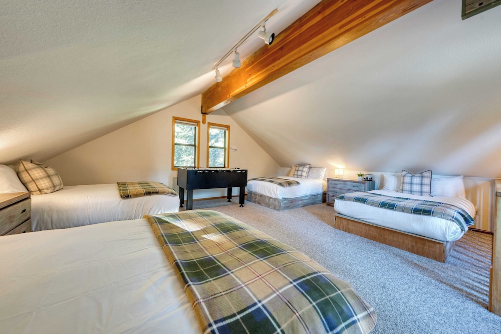 Cozy Escape w/ Hot Tub + Deck & Access to Tahoe Donner & Skiing Alpenglow Chalet by Avantstay