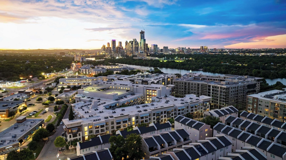 Town Lake Townhouse Hot Tub, Game Room & Skyline Views