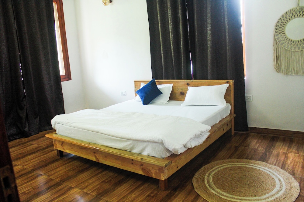GoBravo 16 3BHK Farm with Pool & Lawn Sec150 Noida