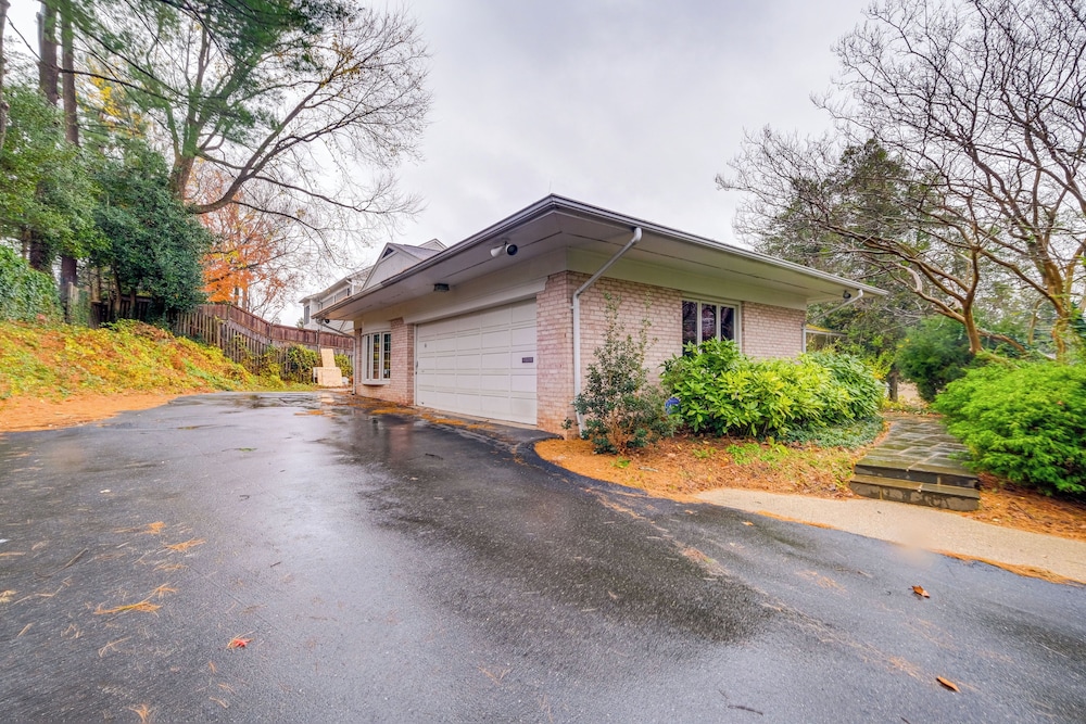 9 Mi to National Mall: Spacious Bethesda Retreat!