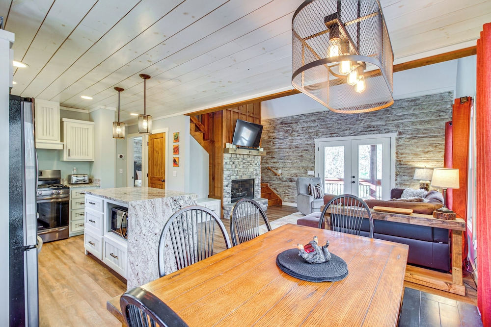 Hot Tub & Movie Room: Updated Cabin in Ellijay!