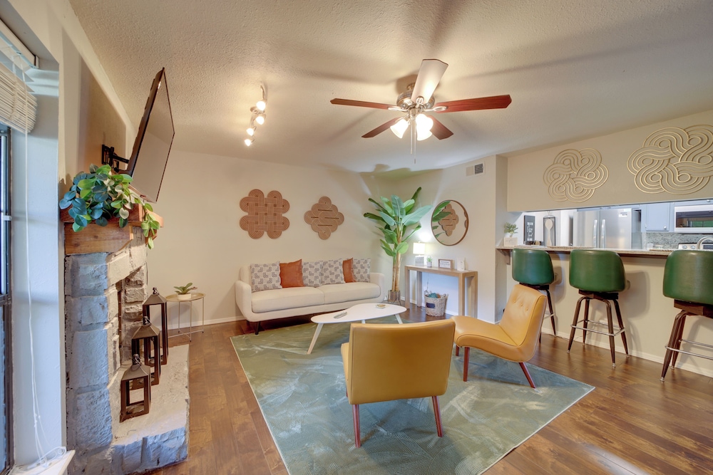 10 Mi to Dtwn Tulsa: Condo w/ Pool Access!