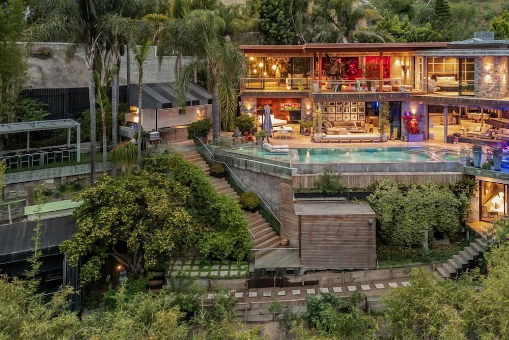 Villa Kaleida - Sleek Modern Sunset Villa With Eclectic Style & Infinity Pool