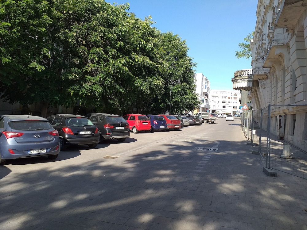 Appartment 3 Rooms, Splendid Position, 1 Minut of Walk to the Black Sea