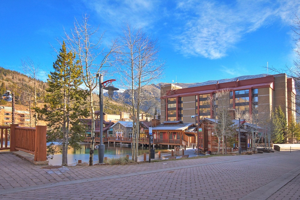 Roomy Condo with Great Amenities - VS438 by RedAwning