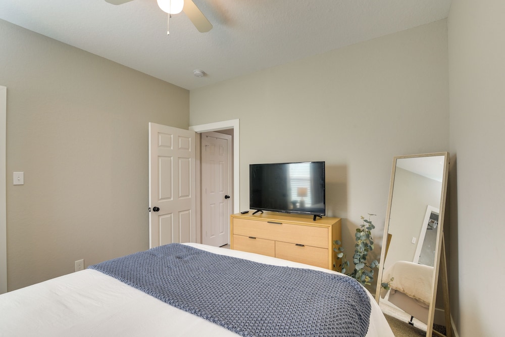 Patio & Fenced Yard: Home Close to Dtwn Houston!