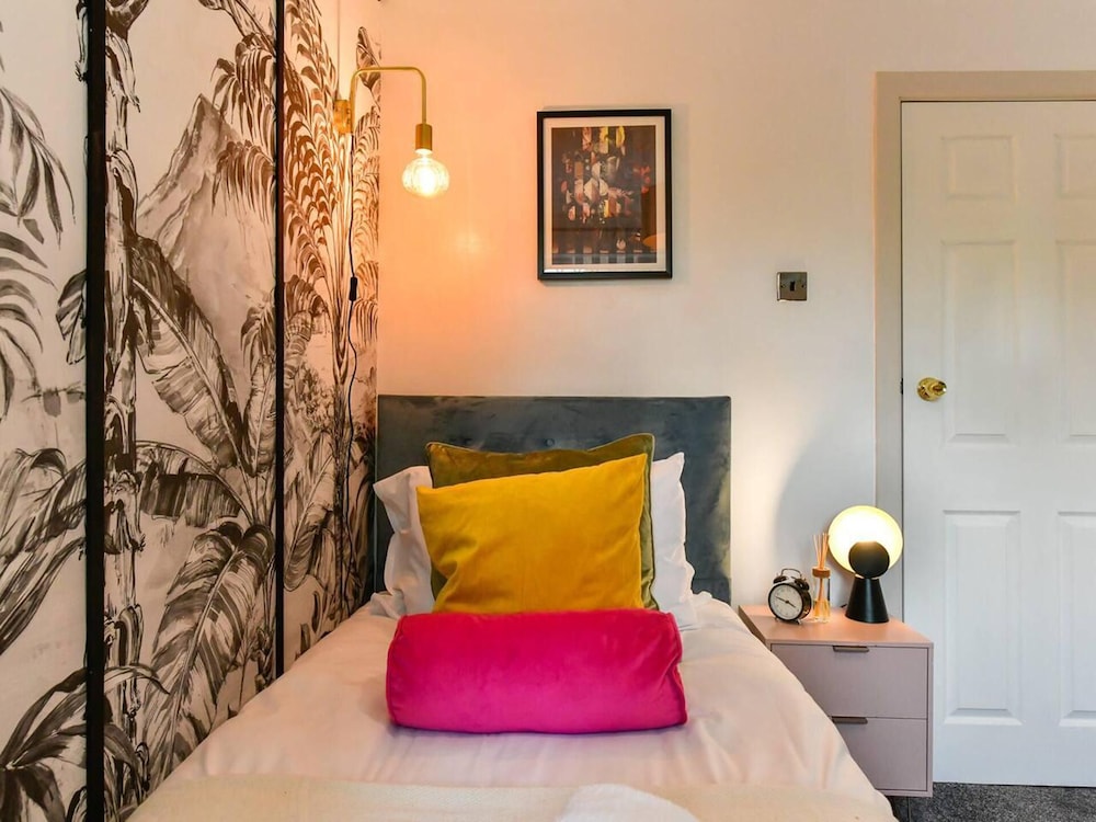 House - Sleeps up to 9 & Free Parking view 5