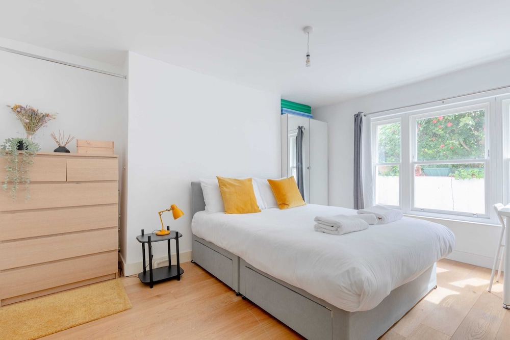Homely 2BD Flat W/private Patio Near Maida Vale!