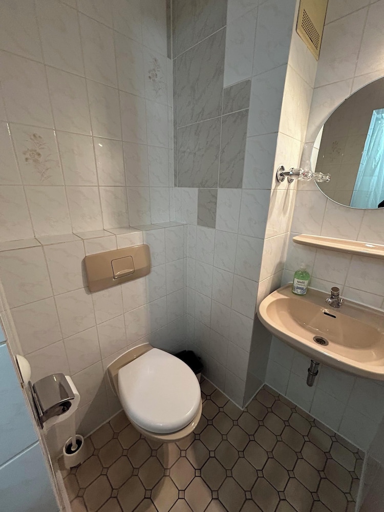 2-Rent Group Hostel Rooms AUB162